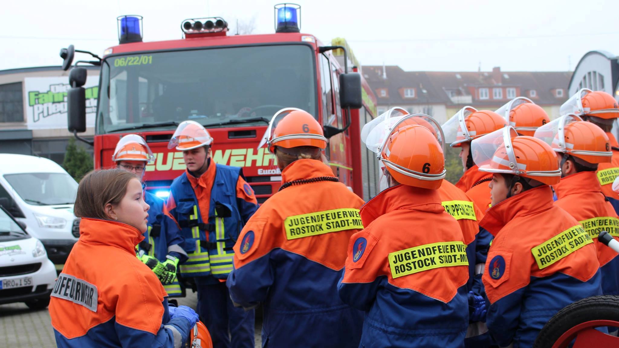 Die Jugendfeuerwehr Rostock Stadt-Mitte sammelt sich vor einer Übung.